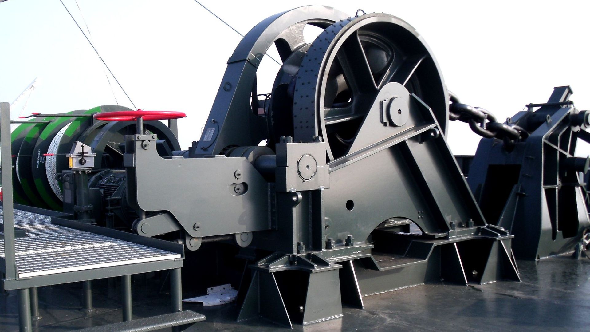 How Does Hydraulic Deck Machinery Compare to Traditional Deck Machinery